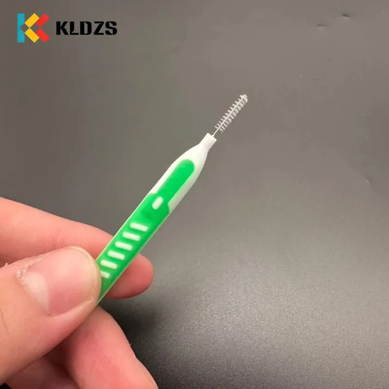 プッシュプル歯間ブラシ